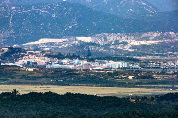 22일 경기도 파주시 접경지역에서 바라본 개성공단이 적막하다. 2020.9.22  연합뉴스