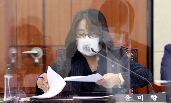 윤미향 의원이 22일 오전 국회에서 열린 환경노동위원회 전체회의에 참석해 자료를 살펴보고 있다.2020. 9. 22  김명국 선임기자 daunso@seoul.co.kr