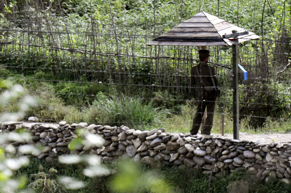 지난 5일 북한 양강도 혜산시 근교의 압록강변에서 인민군 병사가 북한 쪽을 바라보며 경계 근무를 서고 있다. 중국 지린(吉林)성 창바이(長白)조선족자치현에서 촬영. 2020.9.22  교도 연합뉴스