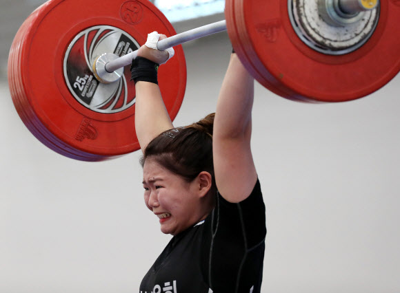 22일 경남 고성 역도전용경기장에서 국가대표 선발평가전을 겸해 열린 제92회 전국남자역도선수권대회 및 제34회 전국여자역도선수권대회 여자 일반부 76kg급에서 금메달을 차지한 김이슬(부산시 체육회)이 용상 3차 시기에서 130kg을 시도하고 있다. 2020.9.22  연합뉴스