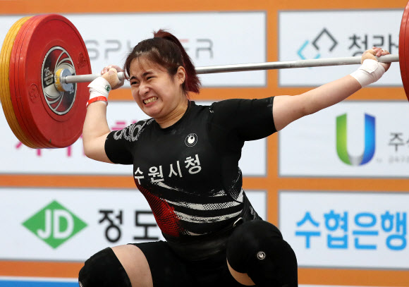 22일 경남 고성 역도전용경기장에서 국가대표 선발평가전을 겸해 열린 제92회 전국남자역도선수권대회 및 제34회 전국여자역도선수권대회 여자 일반부 81kg급 경기에서 이지은(수원시청)이 인상 3차 시기에서 104kg을 시도하다 실패하고 있다. 2020.9.22  연합뉴스
