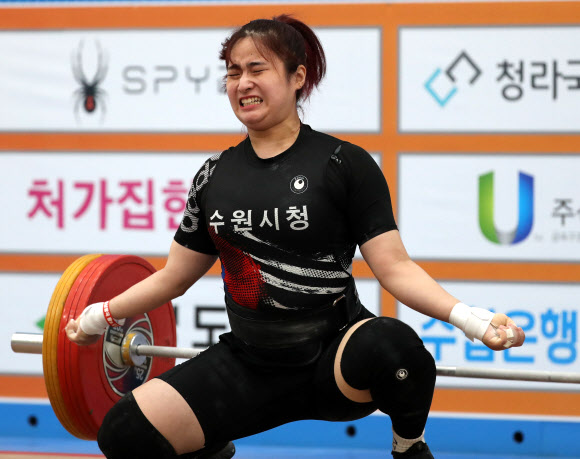 22일 경남 고성 역도전용경기장에서 국가대표 선발평가전을 겸해 열린 제92회 전국남자역도선수권대회 및 제34회 전국여자역도선수권대회 여자 일반부 81kg급 경기에서 이지은(수원시청)이 인상 3차 시기에서 104kg을 시도하다 실패하고 있다. 2020.9.22  연합뉴스