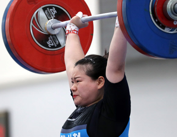 22일 경남 고성 역도전용경기장에서 국가대표 선발평가전을 겸해 열린 제92회 전국남자역도선수권대회 및 제34회 전국여자역도선수권대회 여자 일반부 76kg급에서 은메달을 차지한 박희진(평택시청)이 용상 3차 시기에서 119kg을 들어 올리고 있다. 2020.9.22  연합뉴스