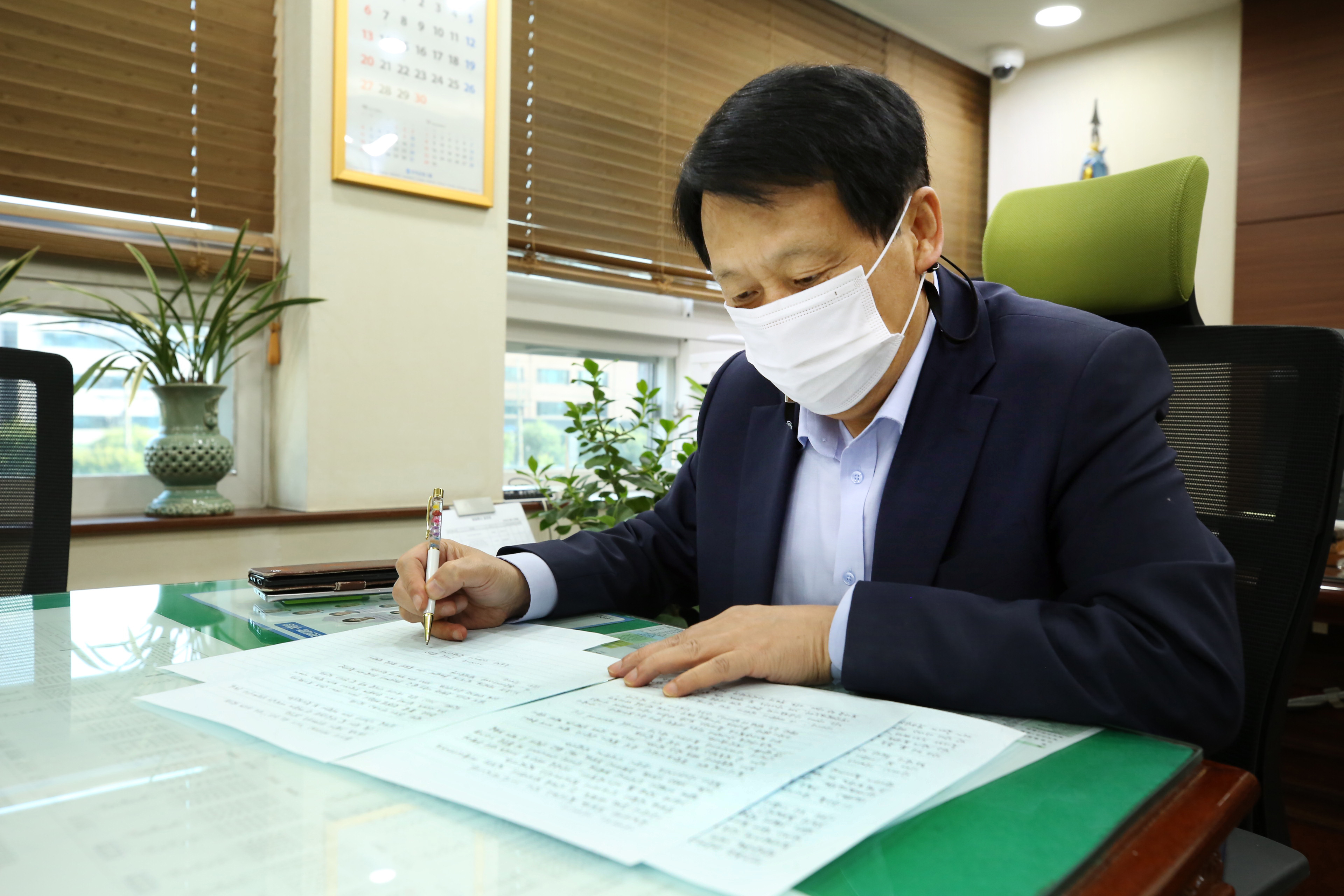 이성 구로구청장이 지난 21일 자신의 집무실에서 하늘에 계신 부모님께 손수 편지를 쓰고 있다. 구로구 제공 