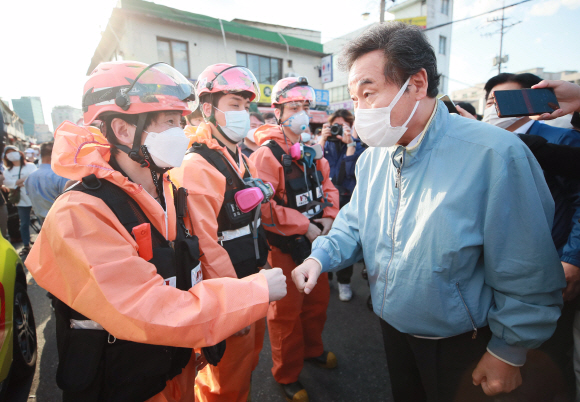 이낙연 더불어민주당 대표가 22일 오후 서울 동대문구 청량리 청과물시장 화재현장을 찾아 소방대원들과 인사하고 있다. 2020. 9. 22  김명국 선임기자 daunso@seoul.co.kr