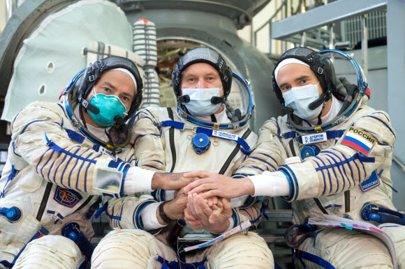국제우주정거장(ISS) ‘엑스페디션(장기체류 임무) 64’의 멤버인 미국 우주비행사 마크 반드 해이(NASA 소속)와 러시아 우주비행사 올레그 노비츠키, 표트르 드브로이(Roscosmos 소속). 러시아 항공우주국(Roscosmos)