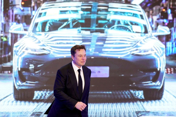 지난 1월 중국 상하이에서 생산하는 테슬라 전기차 ‘모델 Y’ 발표 행사에 참석한 일론 머스크 최고경영자(CEO). 화면에 비친 이미지는 ‘모델 3’. 2020.9.22  로이터 연합뉴스