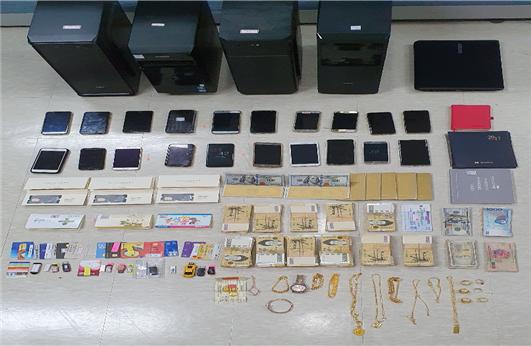 경찰이 23일 공개한 불법 환전조직으로부터 압수한 금품들.이들은 2년여 동안 110억원의 불법 수익을 챙긴 것으로 드러났다. 경기남부경찰청 제공 