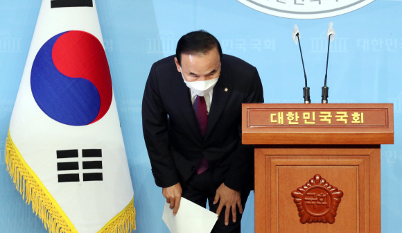 국민의힘 박덕흠 의원이 23일 국회 소통관에서 탈당 기자회견을 하기 전 90도로 고개 숙여 인사하고 있다. 김명국 선임기자 daunso@seoul.co.kr
