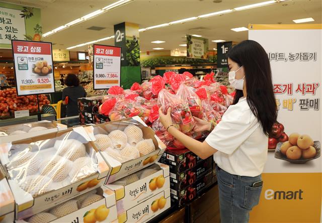 서울 시내 한 이마트 매장에서 직원이 보조개 사과를 옮기고 있다. 이마트 제공