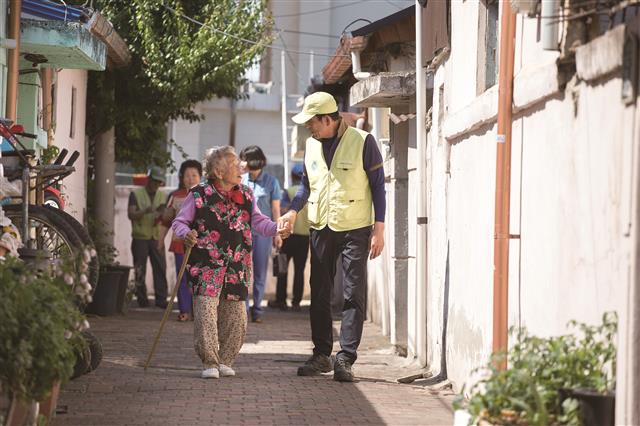 섬김이 봉사단원들이 어르신들을 모시고 주변 산책을 하는 모습. 포스코 제공