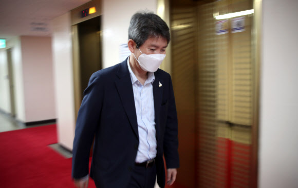 이인영 통일부 장관이 24일 오전 정부서울청사에서 엘리베이터에서 내려 이동하고 있다. 2020.9.24  연합뉴스