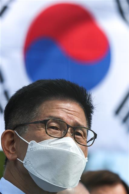 김문수 전 경기지사가  24일 오전 서울 여의도 국회 앞에서 열린 개천절인 광화문집회 중단선언 기자회견에서 생각에 잠겨 있다.  김 전 지사는 “광화문 집회에 앞장서 온 우파시민사회 지도자들이 10월 3일 광화문 집회의 중단을 선언한다”라며 “문재인 정권의 악행과 과오에 대한 분노를 표출시키더라도 정부가 쳐놓은 코로나의 덫에 걸리지 않아야 한다”라고 밝혔다. 2020.9.24 뉴스1