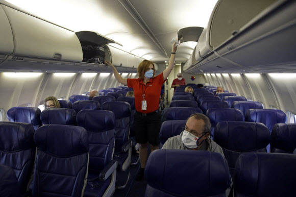 지난 5월 24일(현지시간) 미국 사우스웨스트 항공의 기내에 승객이 마스크를 쓰고 있다. AP