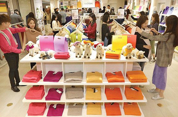 ‘2019년 캐시미어 페어’ 행사 당시 매장에 진열된 캐시미어 제품들을 방문객들이 살펴보고 있다.