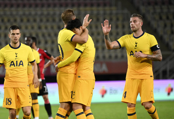 토트넘의 손흥민(오른쪽 두번째)이 24일(현지시간) 북마케도니아 스코페의 토도르 프로에스키 내셔널 아레나에서 열린 KF 스켄디야와의 2020-2021 유럽축구연맹(UEFA) 유로파리그 3차 예선에서 팀의 두 번째 골을 넣은 뒤 팀 동료들과 기뻐하고 있다. EPA 연합뉴스