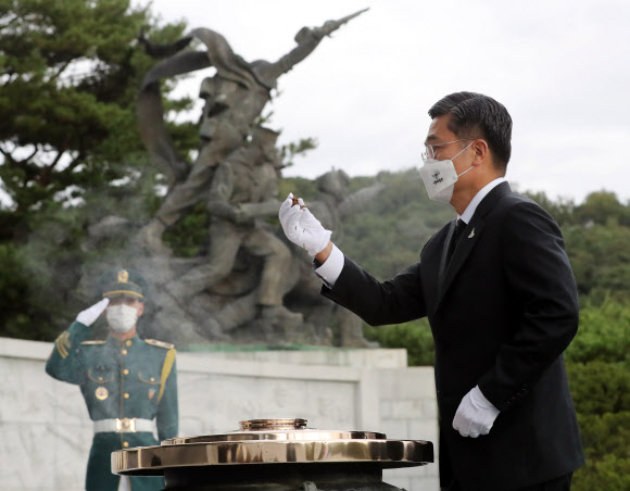 국군의 날을 앞두고 25일 서울 동작구 국립현충원을 찾은 서욱 국방부 장관이 현충탑 앞에서 분향하고 있다. 2020.9.25  연합뉴스