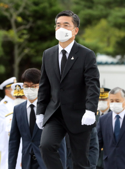 국군의 날을 앞두고 25일 서울 동작구 국립현충원을 찾은 서욱 국방부 장관이 참배를 위해 현충탑으로 이동하고 있다. 2020.9.25  연합뉴스