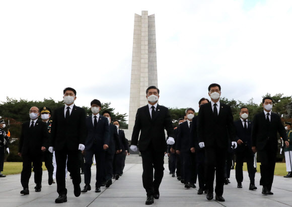 국군의 날을 앞두고 25일 서울 동작구 국립현충원을 찾은 서욱 국방부 장관이 참배를 마치고 현충탑을 나서고 있다. 2020.9.25  연합뉴스