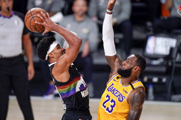 미프로농구(NBA) LA레이커스의 르브론 제임스가 25일 열린 NBA 플레이오프 서부콘퍼런스 결승 4차전 덴버 너기츠와의 경기에서 게리 해리스의 슛을 막고 있다. AP 연합뉴스