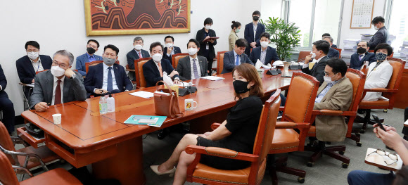 북한 통지문 회견 시청하는 외통위원들