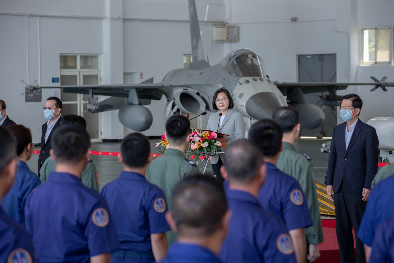중국의 무력시위가 계속되던 지난 22일 차이잉원 대만 총통이  펑후인섬 공군기지를 방문해 조종사들을 향해 연설을 하고 있다. 차이잉원 총통 트위터