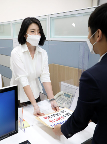 국민의힘 배현진 원내대변인이 25일 서울 여의도 국회 의안과에 ‘북한의 대한민국 국민에 대한 피격 도발행위에 관한 긴급현안질문요구서’를 제출하고 있다. 2020.9.25  연합뉴스