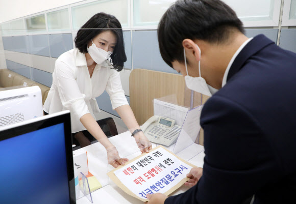 국민의힘 배현진 원내대변인이 25일 서울 여의도 국회 의안과에 ‘북한의 대한민국 국민에 대한 피격 도발행위에 관한 긴급현안질문요구서’를 제출하고 있다. 2020.9.25  연합뉴스