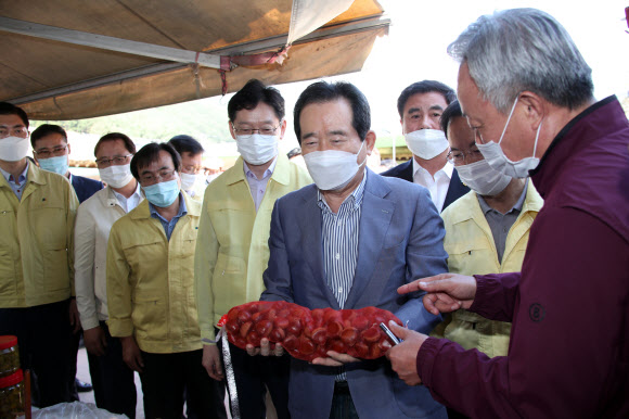 상인들과 대화하는 정세균 총리