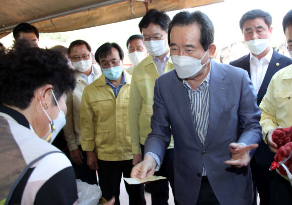 농산물 구입하는 정세균 총리