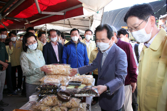 집중호우 피해입은 화개장터 방문한 정세균 총리