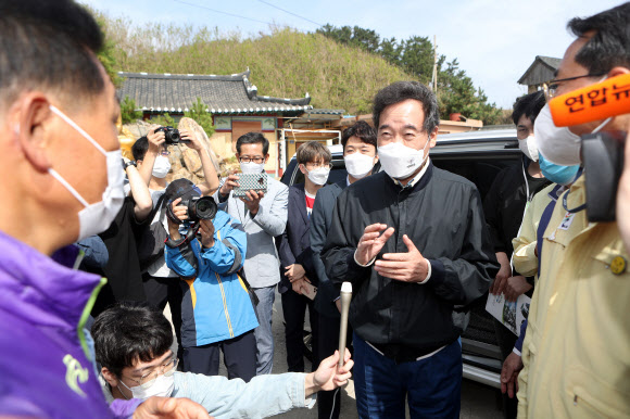 울진 태풍피해 주민 이야기 듣는 이낙연 대표