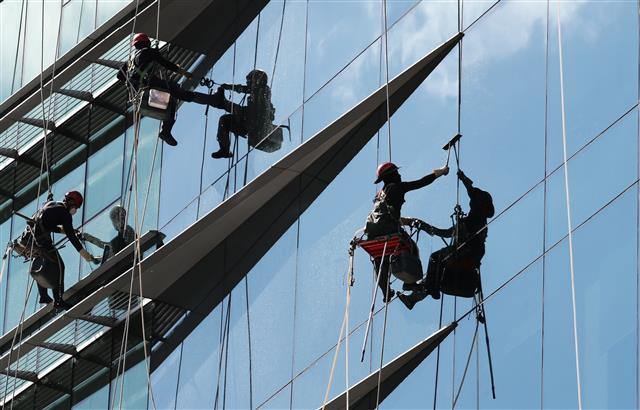 로프공의 건물 외벽 청소