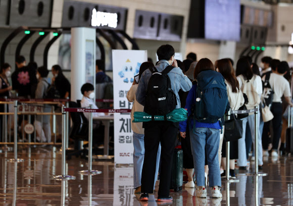 붐비는 김포공항 탑승장