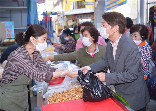 안철수 “말바우시장 안전하다는 거 보여주러 왔어요”