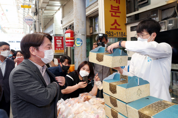 광주 말바우시장에서 장보는 안철수 대표