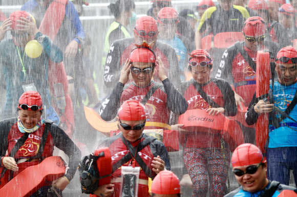 epa08700342 Participants prepare to swim across the lake during the Sun Moon Lake Swimming Carnival in Nantou county, Taiwan, 27 September 2020. In Taiwanese tradition, swimming across Sun Moon Lake is one of the three things one must do in ones lifetime, including a bike ride around Taiwan and climbing the Jade Mountain (Yushan).  EPA/RITCHIE B. TONGO/2020-09-27 12:23:42/ <연합뉴스