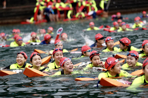참가자들이 27일(현지시간) 대만 난투 카운티에서 열린 ‘the Sun Moon Lake Swimming Carnival’에서 호수를 가로질러 수영을 하고 있다. 전통적으로 대만 선문호를 가로질러 수영하는 것은 대만을 자전거로 타고 제이드산(유산)을 오르는 것과 같이 평생 해야 할 세 가지 일 중 하나이다. EPA 연합뉴스