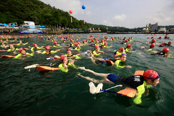 참가자들이 27일(현지시간) 대만 난투 카운티에서 열린 ‘the Sun Moon Lake Swimming Carnival’에서 호수를 가로질러 수영을 하고 있다. 전통적으로 대만 선문호를 가로질러 수영하는 것은 대만을 자전거로 타고 제이드산(유산)을 오르는 것과 같이 평생 해야 할 세 가지 일 중 하나이다. EPA 연합뉴스