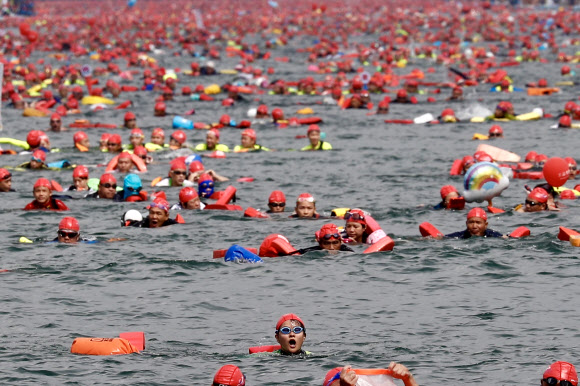 참가자들이 27일(현지시간) 대만 난투 카운티에서 열린 ‘the Sun Moon Lake Swimming Carnival’에서 호수를 가로질러 수영을 하고 있다. 전통적으로 대만 선문호를 가로질러 수영하는 것은 대만을 자전거로 타고 제이드산(유산)을 오르는 것과 같이 평생 해야 할 세 가지 일 중 하나이다. EPA 연합뉴스