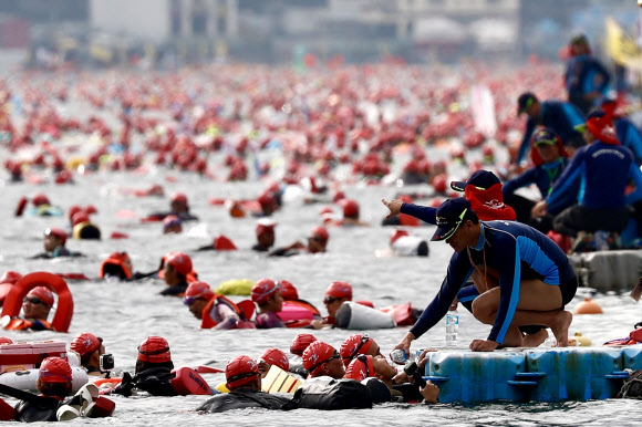 참가자들이 27일(현지시간) 대만 난투 카운티에서 열린 ‘the Sun Moon Lake Swimming Carnival’에서 호수를 가로질러 수영을 하고 있다. 전통적으로 대만 선문호를 가로질러 수영하는 것은 대만을 자전거로 타고 제이드산(유산)을 오르는 것과 같이 평생 해야 할 세 가지 일 중 하나이다. EPA 연합뉴스