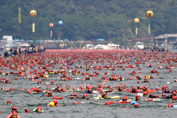 참가자들이 27일(현지시간) 대만 난투 카운티에서 열린 ‘the Sun Moon Lake Swimming Carnival’에서 호수를 가로질러 수영을 하고 있다. 전통적으로 대만 선문호를 가로질러 수영하는 것은 대만을 자전거로 타고 제이드산(유산)을 오르는 것과 같이 평생 해야 할 세 가지 일 중 하나이다. EPA 연합뉴스