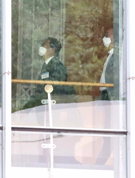 최대집 대한의사협회 회장이 27일 오후 서울 서대문구 스위스그랜드호텔에서 열린 대한의사협회 대의원회의 임시총회에 참석하고 있다. 이날 임시 대의원 총회에서는 최대집 대한의사협회 회장과 방상혁 부회장 등 집행부에 대한 불신임안을 논의할 예정이다. 불신임안은 총회에 재적 대의원 3분의 2 이상이 출석하고, 출석 대의원 3분의 2 이상이 찬성하면 가결된다. 2020. 9. 27 오장환 기자5zzang@seoul.co.kr