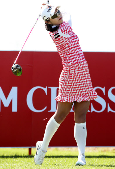 티샷 날리는 김우정