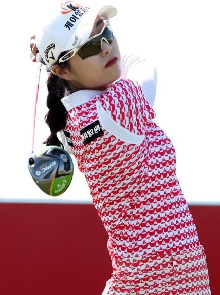 티샷 날리는 김우정