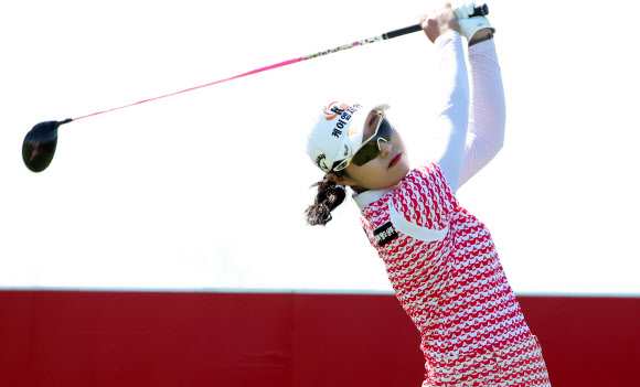 티샷 날리는 김우정