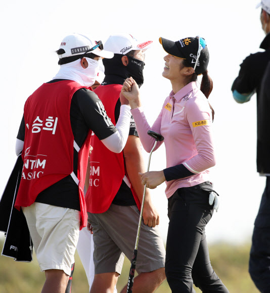 우승의 기쁨 누리는 안송이