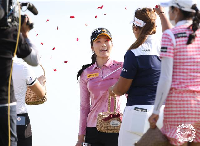 축하받는 안송이