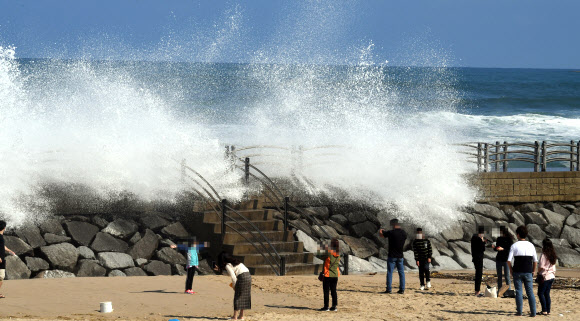 강릉 해변에 치솟는 파도