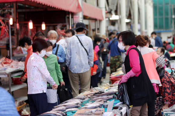 수해 극복하고 추석 대목장 열린 구례 오일시장